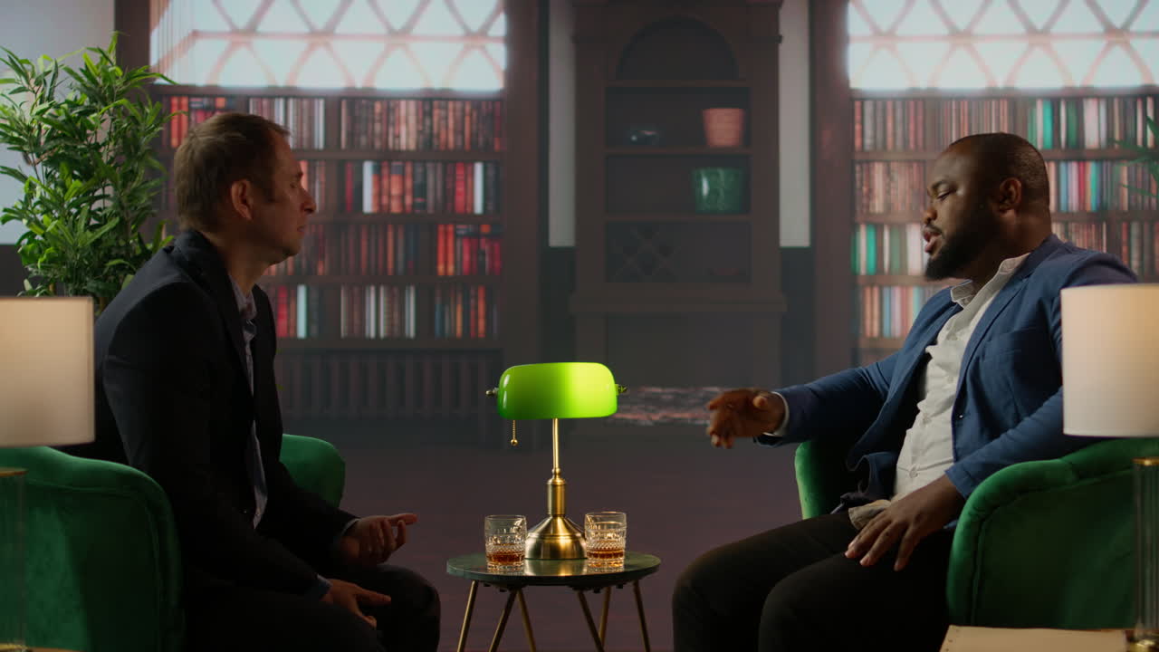 diversos caballeros haciendo sonar vasos de whisky y brindando después de las negociaciones