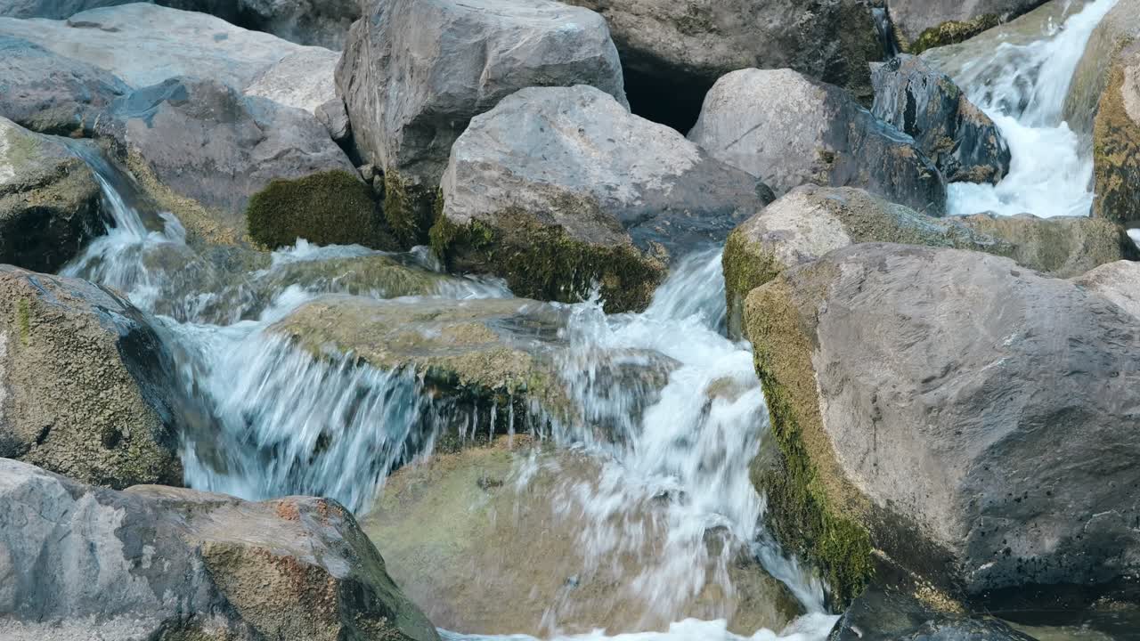 Acqua che scorre sulle rocce
