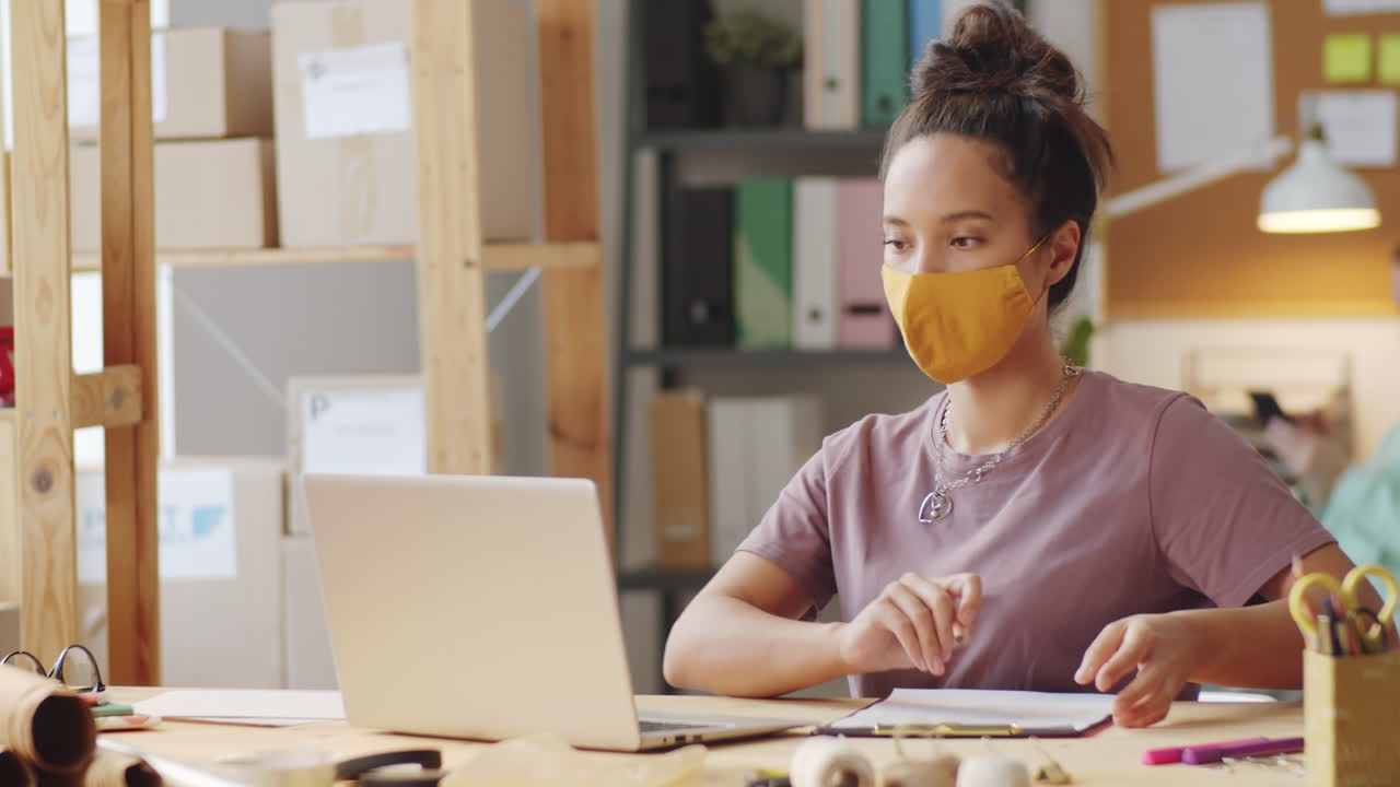 전염병 기간 동안 홈 오피스에서 일하는 여성
