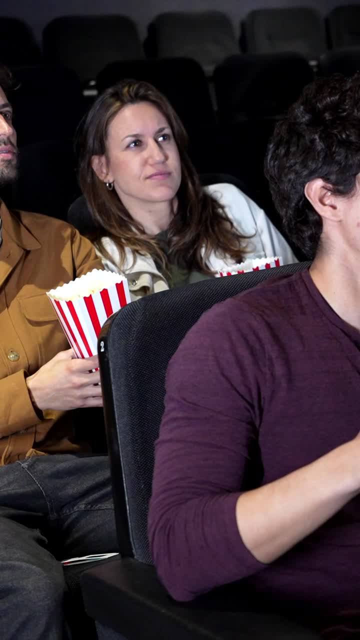 Persone che guardano un film in un cinema