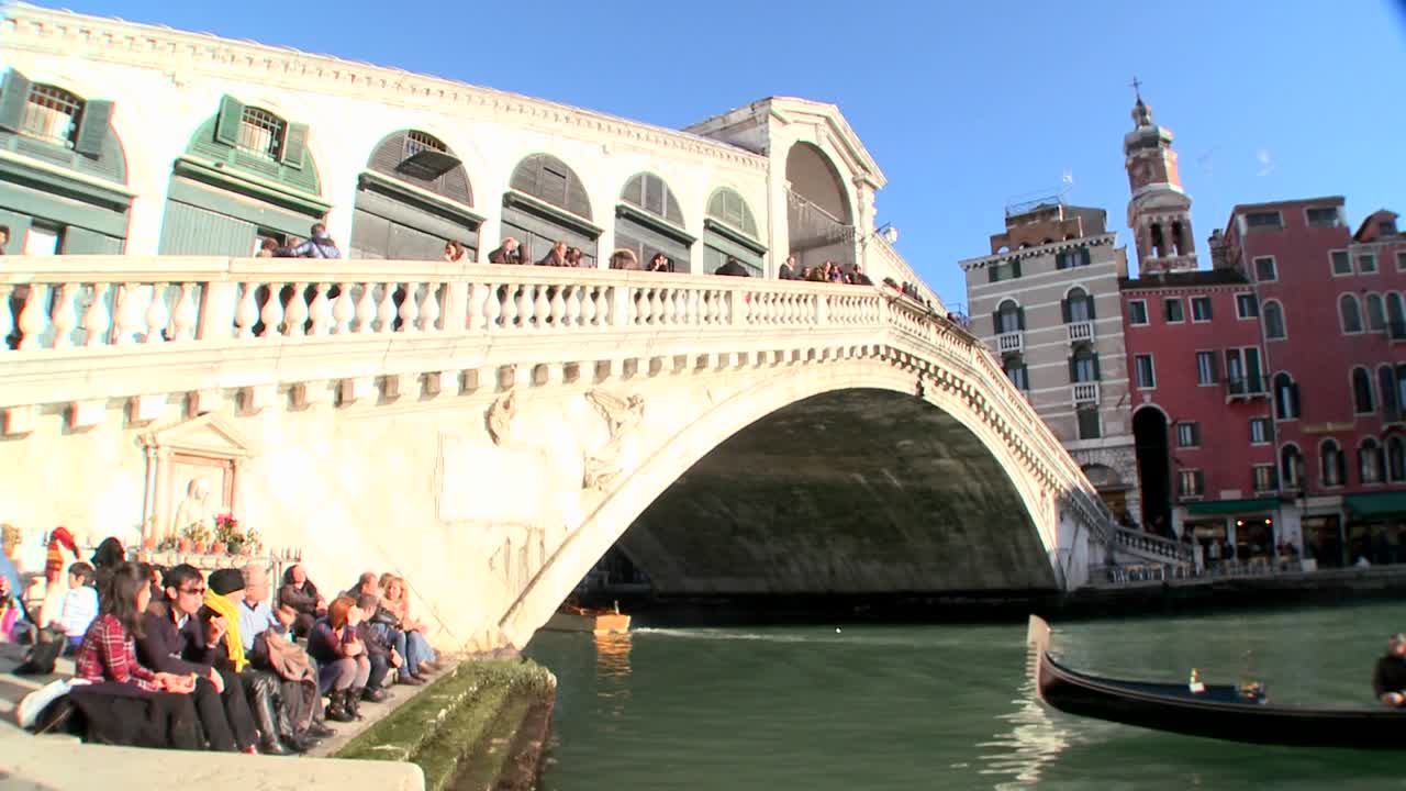 베니스 이탈리아 4 리알토 다리 아래 곤돌라