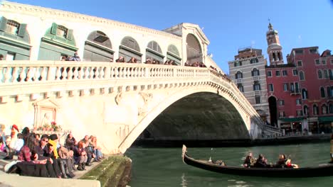 意大利威尼斯里亞爾托大橋 (rialto bridge) 下的電梯