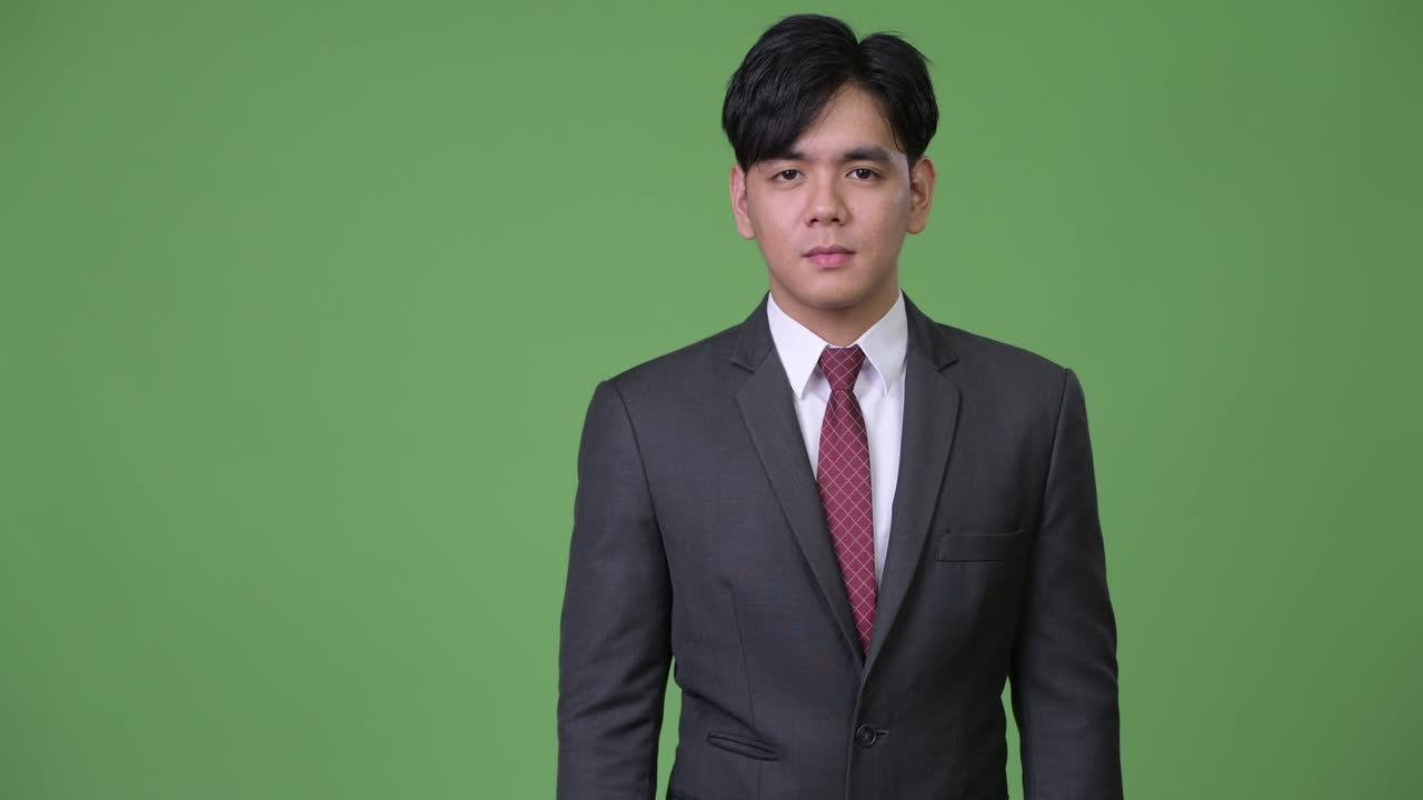 젊은 잘생긴 아시아 사업가 손잡이