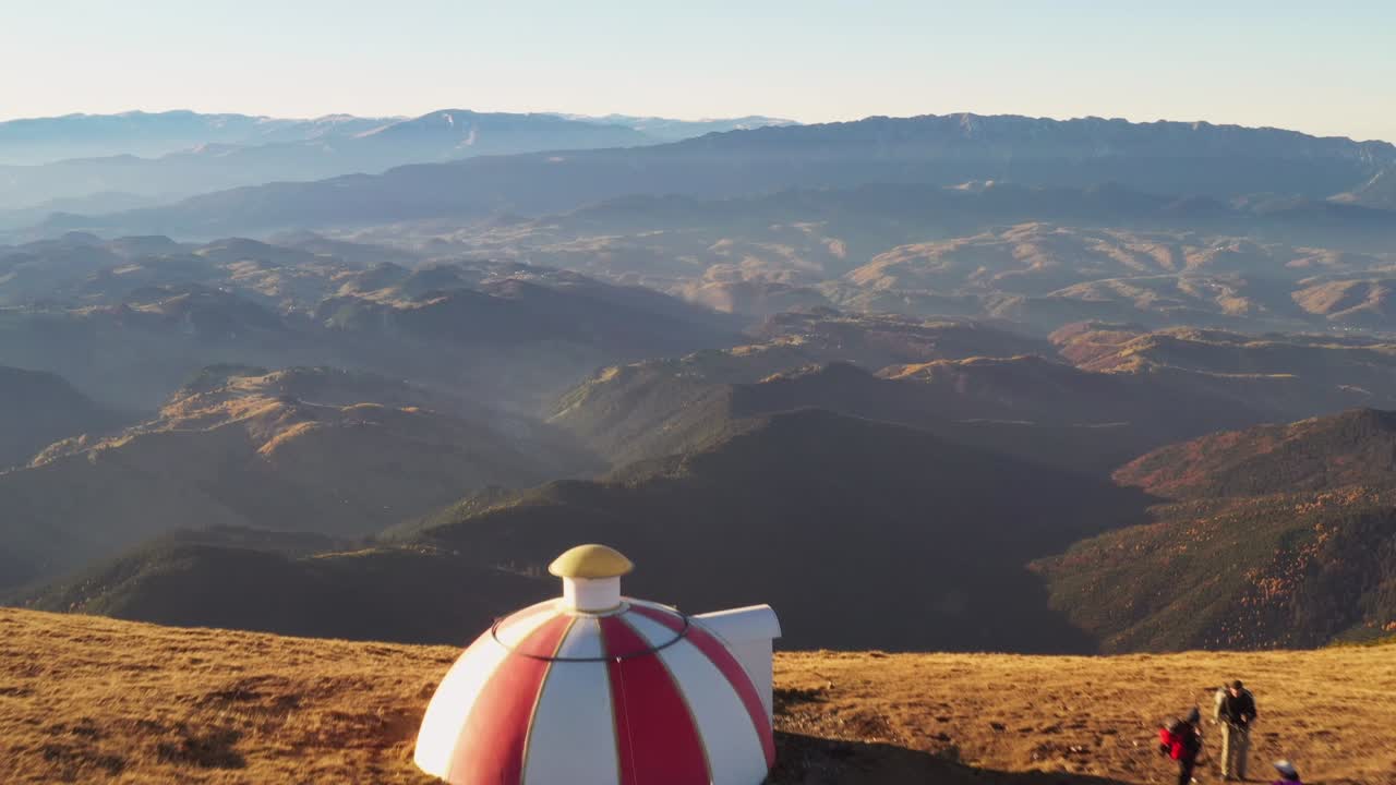 4k дрон-клип горного убежища батрана на высоте 2170 метров в горах бучеги, румыния, в прекрасный осенний день