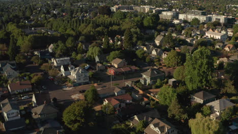 fotografía aérea sobre el barrio verde al noreste de portland, oregon.