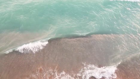 Wellen-Blauen-Wassers,-Die-Am-Strand,-Lake-Huron,-Zusammenbrechen