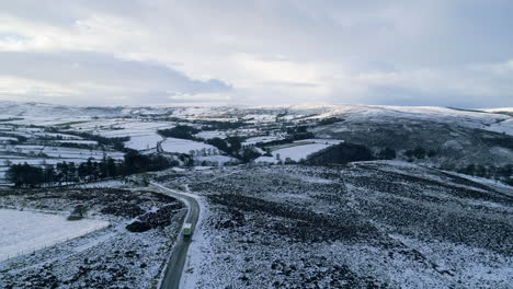 North-York-Moors-Snow-Scene-Drohnenflug,-Castleton,-Westerdale,-Rosedale,-Luftflug-über-Westerdale-Winterkälte-Und-Launische-Wolken,-Phantom-4,-Clip-3