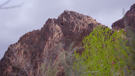 montaña escarpada en el gran cañón rápidos de granito área de campamento