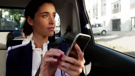 mujer de negocios usando teléfono móvil