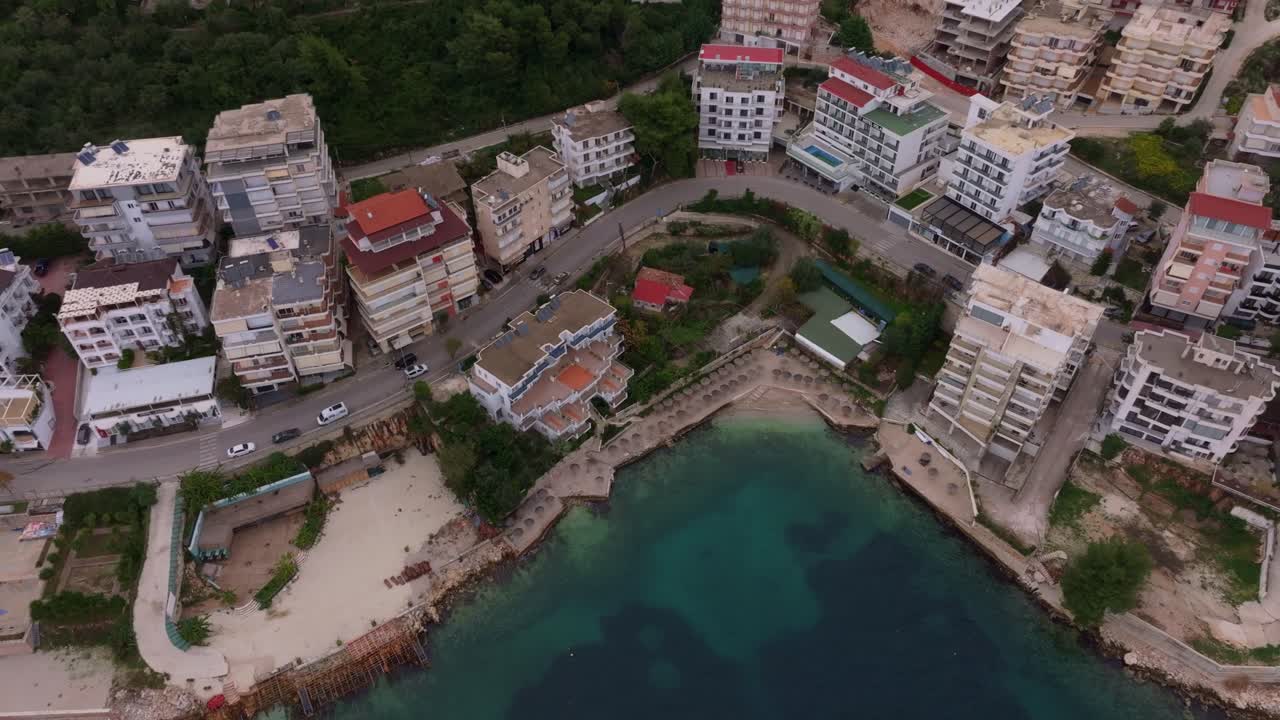 Vista aérea da cidade de Saranda com montanhas e costa mediterrânea