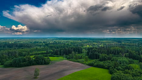 Hiperlapso-De-Nubes-Moviéndose-Sobre-Bosques-Y-Campos-Verdes