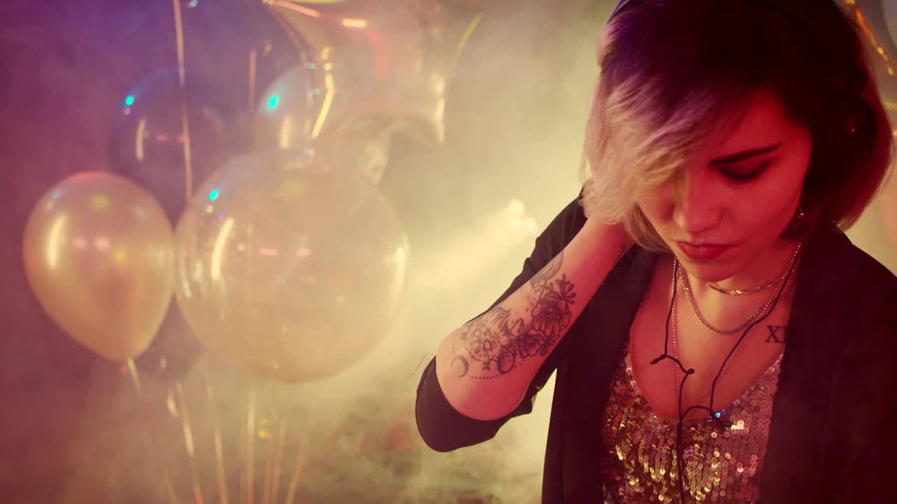 dj chica tocando en un club nocturno