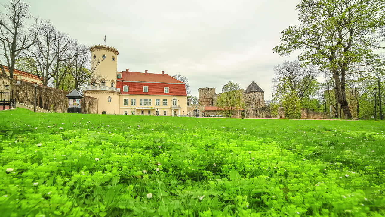 timelapse de camiones de turismo caminando en el castillo de cesis en letonia