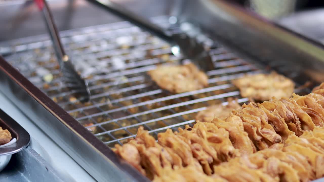 긴 간식 을 준비 하고 트레이 에 전시 하는 것