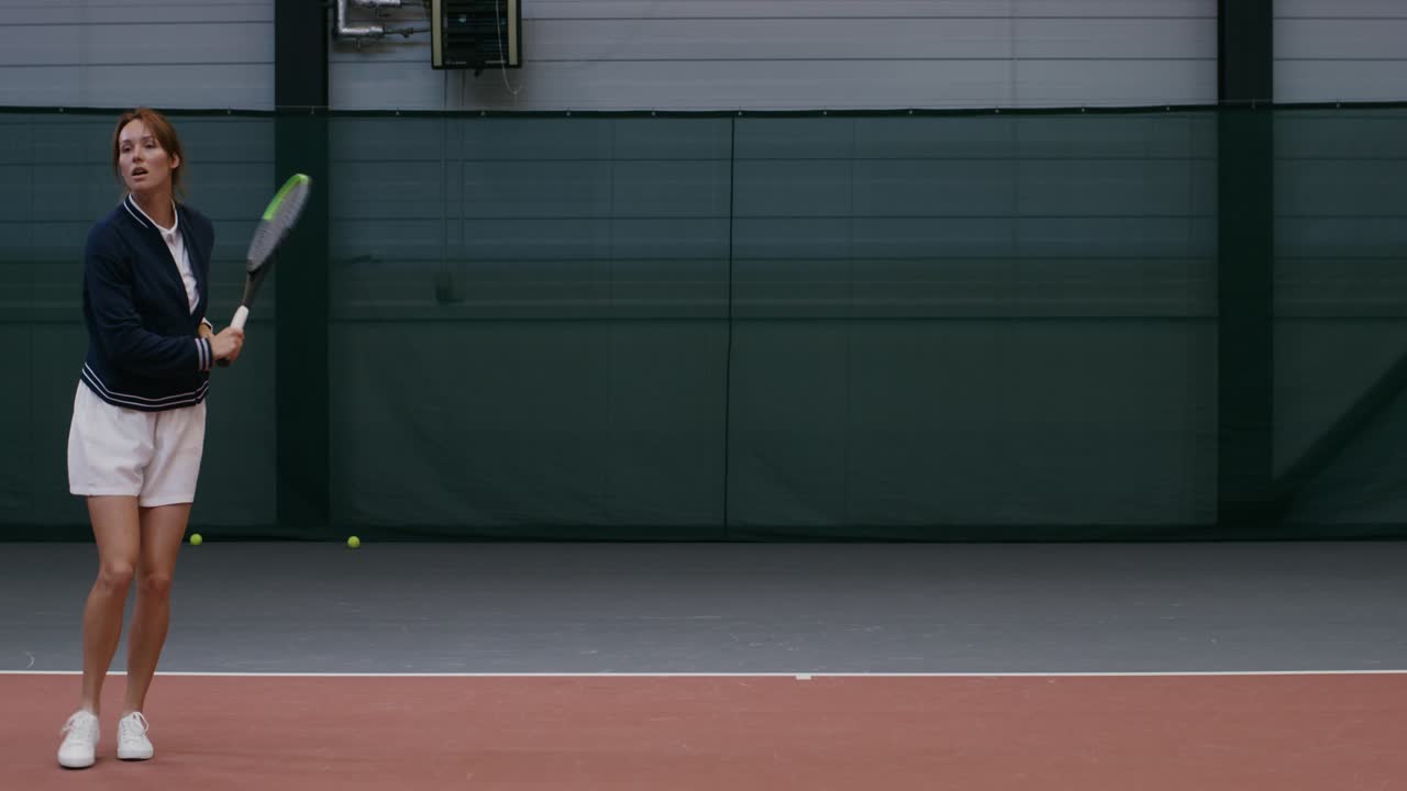 실내에서 테니스를 하는 여자