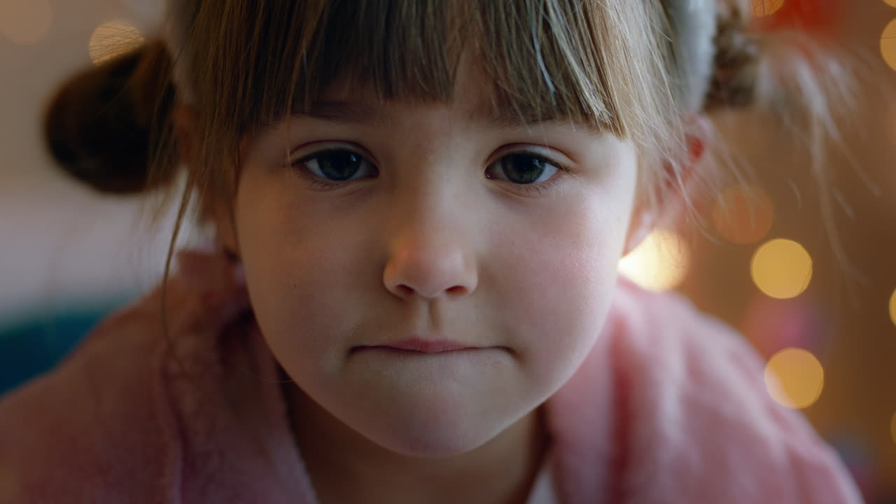 retrato de una niña hermosa mirando a la cámara un niño feliz en casa en el dormitorio