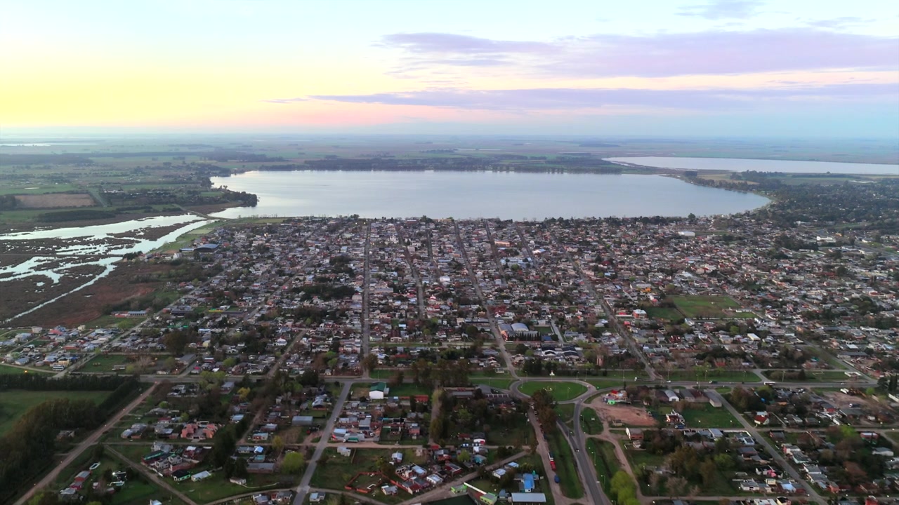 Alba sul paesaggio urbano di San Miguel del Monte e sulla laguna a Buenos Aires, Argentina