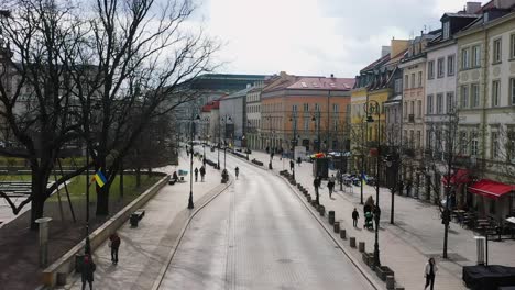 Luftaufnahme-Der-Royal-Route-Street-In-Warschau,-Polen---Aufsteigend,-Drohnenaufnahme