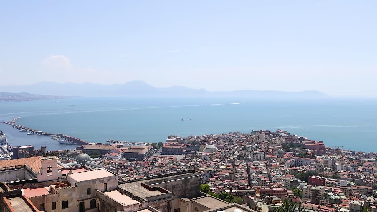 Napoli'den panoramik şehir ve deniz manzarası