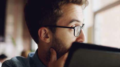 depressiver mann ist selbstmörderisch und traurig mit tablet-computer