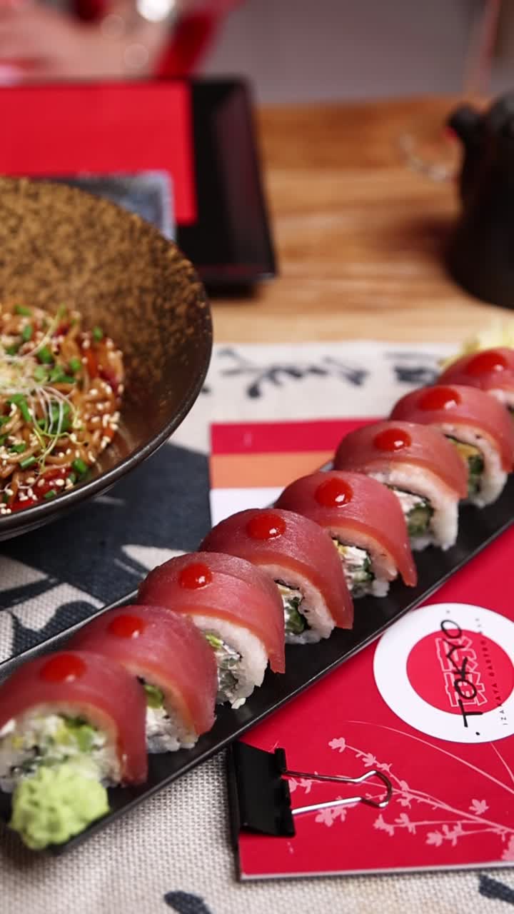 Deliciosos Rolos de Sushi de Atum Servidos em Mesa de Restaurante