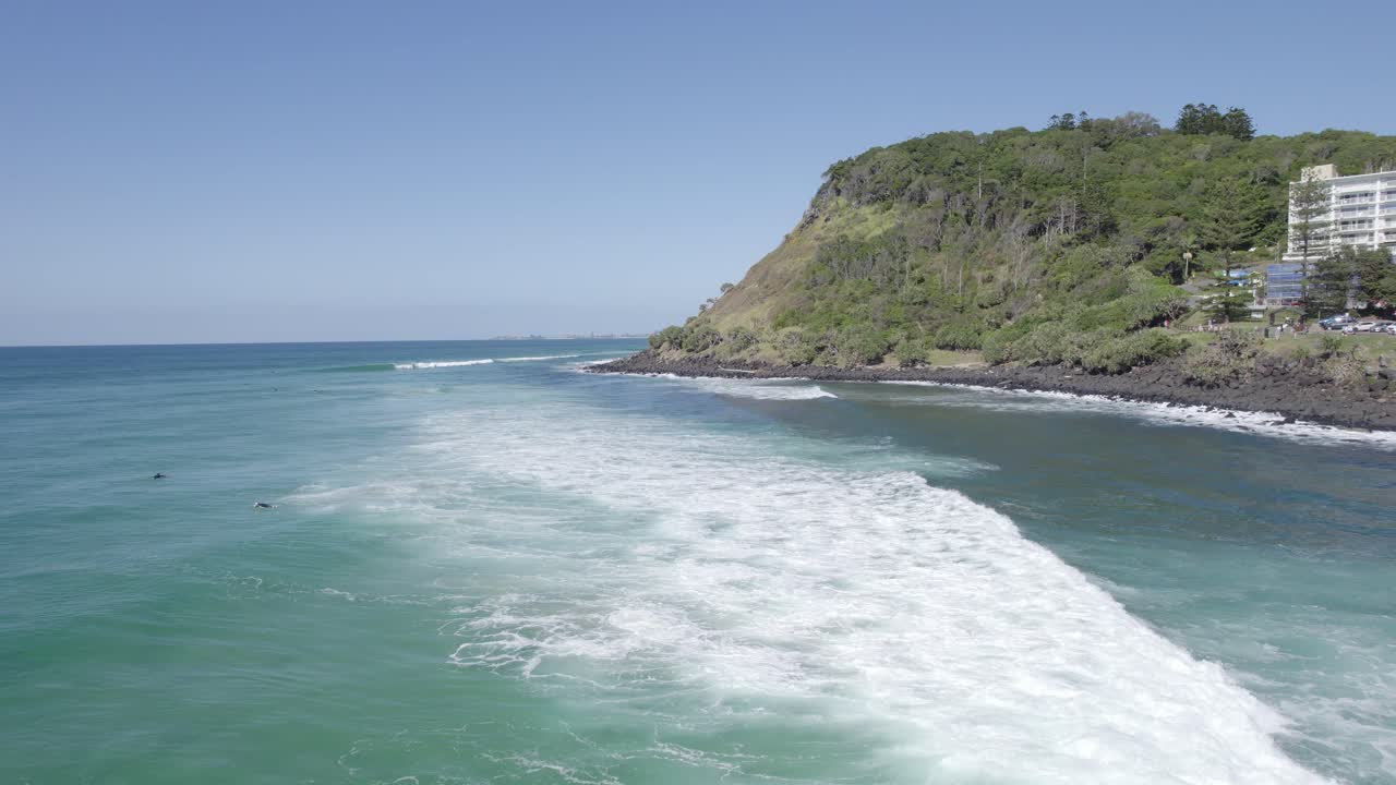 Surfisti che surfano nell'oceano con onde perfette durante l'estate nel Queensland, Australia