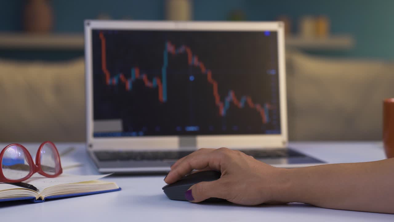 mujer siguiendo el gráfico financiero. inversión en el mercado de valores.