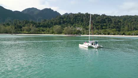 Un-Yate-Que-Llega-A-La-Playa-De-Pantai-Kok,-Langkawi,-Isla-Con-Selva-Y-Montaña