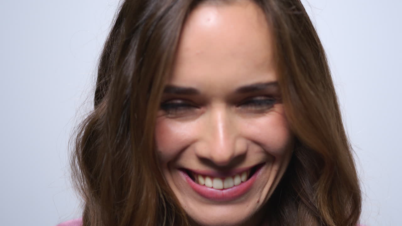 retrato de una mujer feliz posando sobre un fondo azul. una mujer sonriendo a la cámara