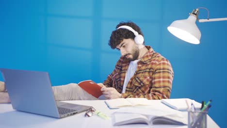 un joven estudiante reflexivo que viene con nuevas ideas, encuentra la solución a las preguntas y es feliz.