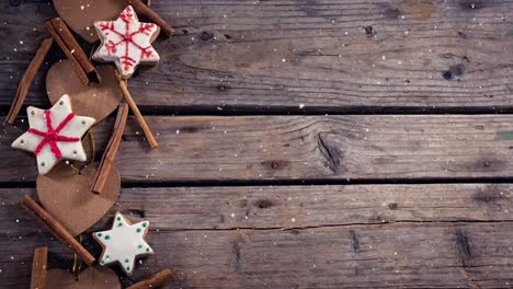 Fallender-Schnee-Mit-Weihnachtsdekorationen-Auf-Holz