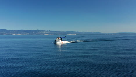 Barco-De-Pesca-Navegando-Y-Saliendo-Al-Mar-Para-Pescar