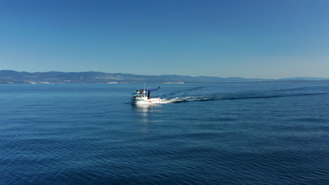 barco de pesca navegando y saliendo al mar para pescar