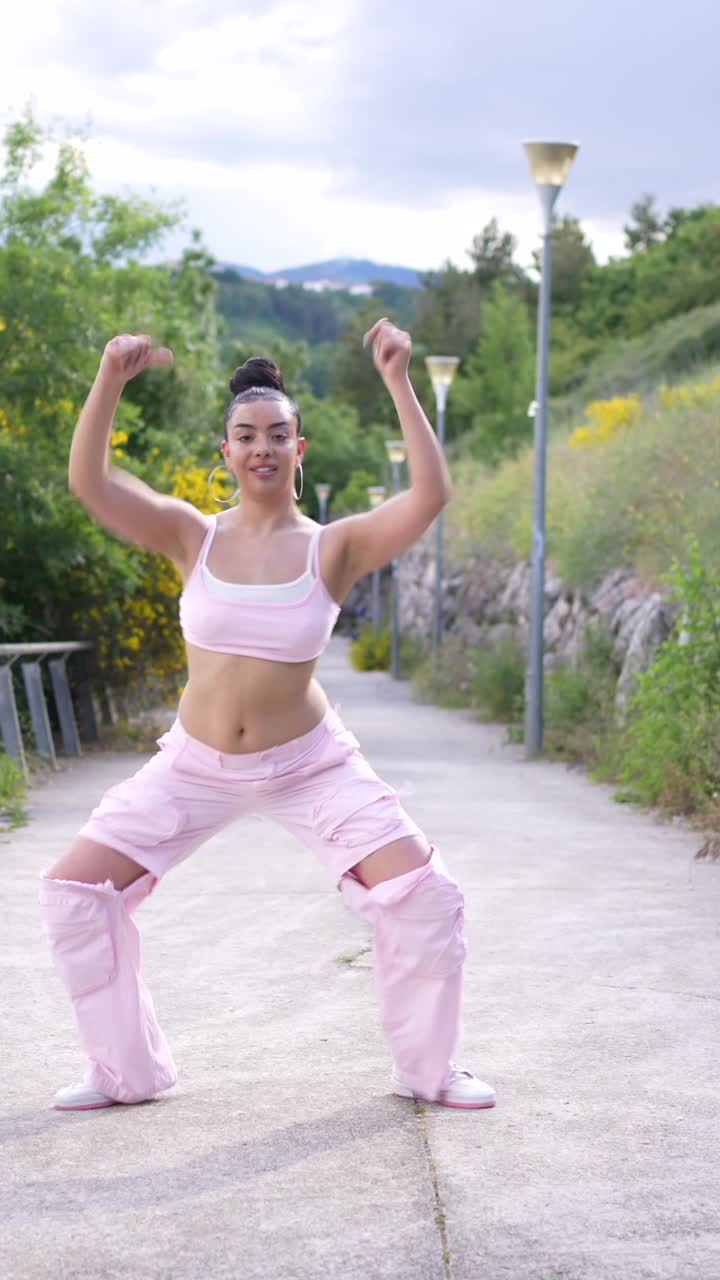 mujer bailando en el parque
