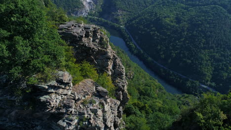 Una-Vista-Desde-Lo-Alto-Al-Cauce-Del-Rio