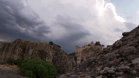 lapso de tiempo en el gran monasterio sagrado del meteoro durante un día nublado