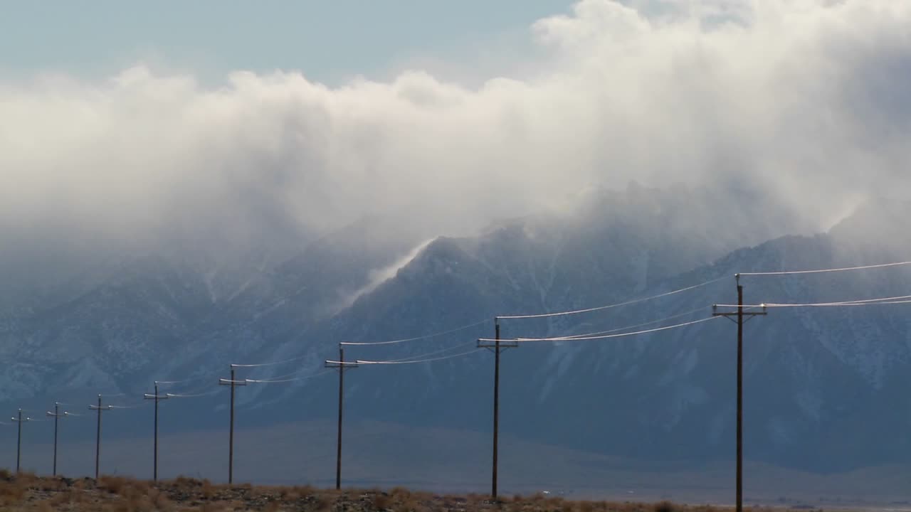 전경에 전신주가 있는 시에라 네바다 산맥의 시간 경과