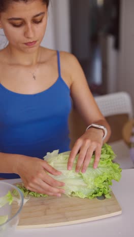 una mujer preparando una ensalada.