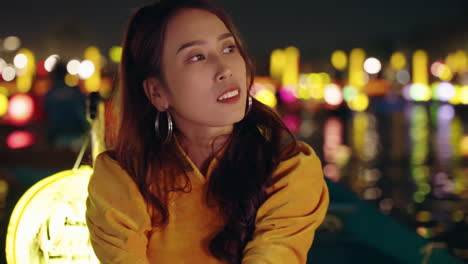 밤의 강을 바라보는 모호한 배경의 배에 있는 매력적인 베트남 여성의 근접 사진, 호이안, 베트남