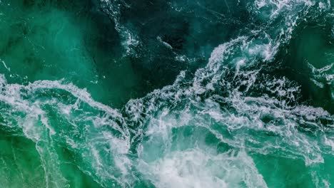 las olas de agua del río y el mar se encuentran durante la marea alta y la marea baja.