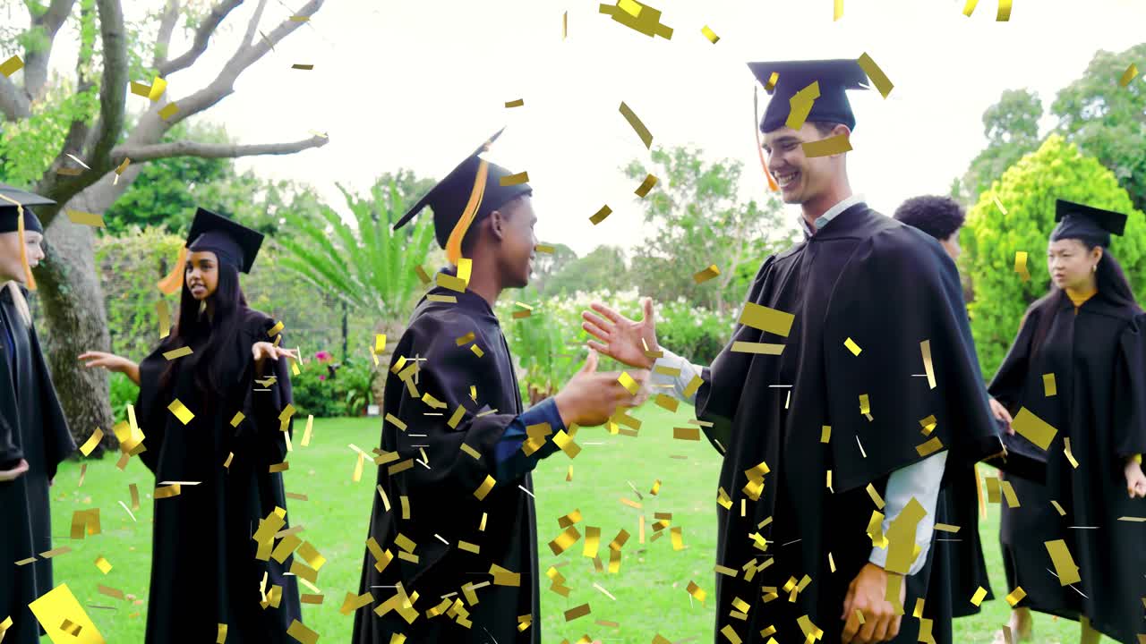 Diploma: lancio di coriandoli, persona più bassa che si diploma che cammina verso persona più alta che si diploma, stretta di mano, sistemazione della nappa