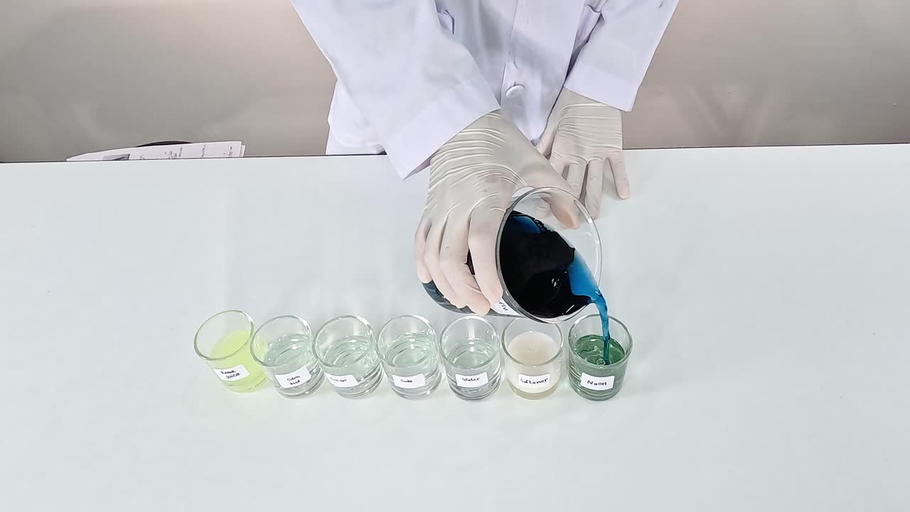 observando el cambio de color con la flor de guisante mariposa