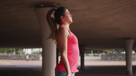 Mujer-Caucásica-Trabajando-Bajo-Un-Puente