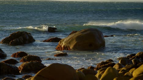 Wellen-Im-Meer-An-Einem-Sonnigen-Tag-4k