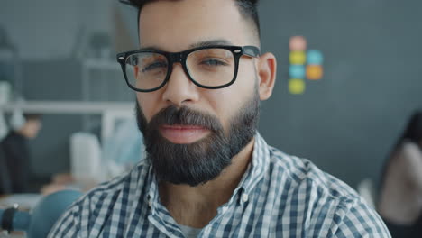 retrato del hombre en la oficina