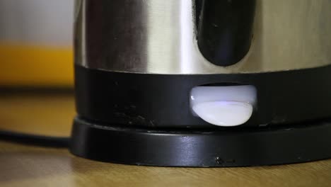 Silberner-Wasserkocher-Wird-Eingeschaltet