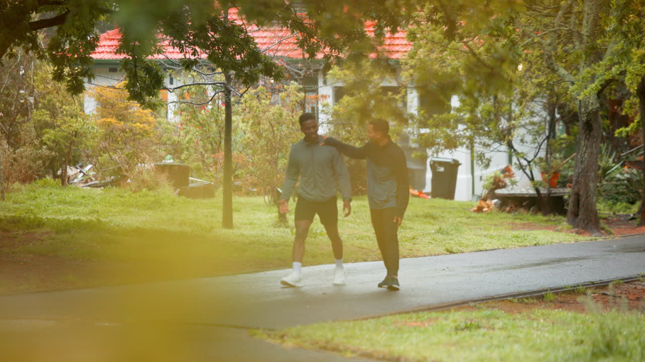 公園を歩く二人の男性