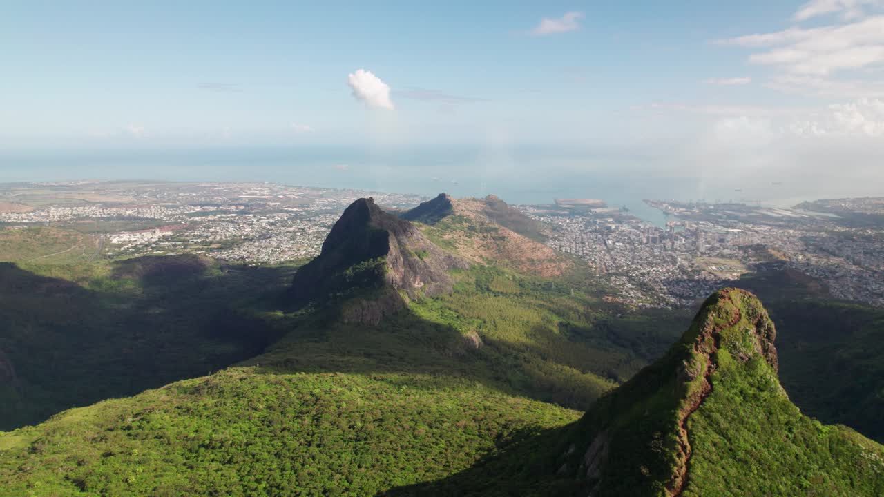 Monte Le Pouce con lo skyline di Port Louis, giornata limpida e soleggiata, vegetazione lussureggiante, vista aerea
