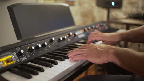 Musiker-Spielt-Synthesizer-Im-Heimstudio,-Seitenansicht-4k