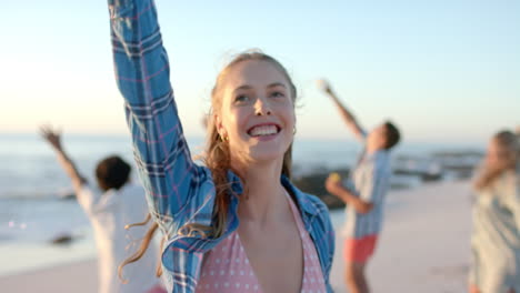 joven mujer caucásica celebra en la playa